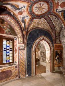 13. yüzyılın başlarında Roma okulu tarafından yapılan Bizans etkilerinin freskleriyle süslenmiş Saint Gregoire (Gregorio) şapelinin iç görünümü. Saint Benedetto Manastırı (Sacro Speco), Subiaco (Roma), İtalya by Italian School