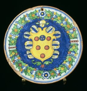 Medici armasını taşıyan Maiolica plakası, kenarlıklı yeşillik ve meyve, İtalyan, 16. yüzyıl by Italian School