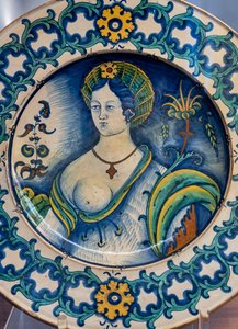 Güzel bir kadın büstü ile süslenmiş, dikenli taç motifli tabak, 16. yüzyılın ilk yarısı (majolica) by Italian School