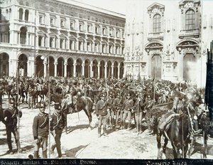 General Bava Beccaris komutasındaki askerler, katedralin önünde, Milano