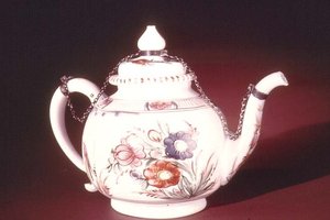 Emaye çiçek desenli çaydanlık, muhtemelen Venedik, c.1750 (porselen)