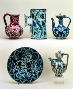 Üst, Soldan Sağa: Sürahi; Büyük Tankard; Oryantal Cezve; Alt, Soldan Sağa: Şarj Cihazı; Oriental Cezve, Cantagalli Fabrikası