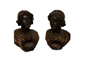 İki çok renkli ve yaldızlı rölyef büst (ahşap) by Italian School