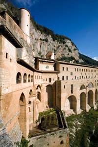 12. yüzyılda inşa edilen St. Benedetto (Sacro Speco) Manastırı