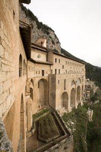 12. yüzyılda inşa edilen St. Benedetto (Sacro Speco) Manastırı