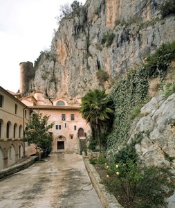 12. yüzyılda inşa edilmiş St. Benedetto Manastırı (Sacro Speco), Subiaco (Roma), İtalya “Corvi” (Kargalar) avlusunun görünümü by Italian School