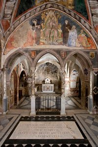 Fresk üzerinde, kozmatik tarzda ana sunak ile Yukarı Kilise