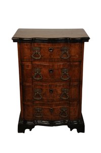 Ceviz şifonyer, c.1730 (ceviz) by Italian School