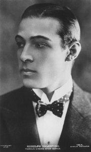Rudolph Valentino 1895-1926, İtalyan aktör, kısaca Valentino olarak bilinir ve aynı zamanda erken dönem pop ic