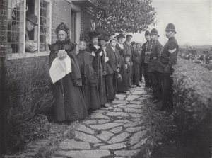 Biddenden Maids Charity, Ekmek ve Peynir dağıtıyor by J. Benjamin Stone