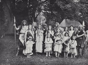 Sherborne Pageant, bir İngiliz Reisi, Kabile Adamları ve Aileler by J. Benjamin Stone
