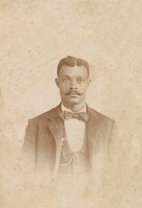 Takım elbiseli, yelekli ve kravatlı bir adamın fotoğrafı, 1880
