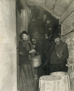 Mulberry Sokağı İstasyonunda İzin Verilmeyi Beklerken