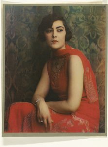 Kırmızı elbiseli bir kadın portresi