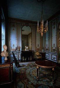Jacques Verberckt (1704-71) tarafından beyaz ve altın kaplamalarla dekore edilmiş Kabine Interieur de la Reine (Kraliçe
