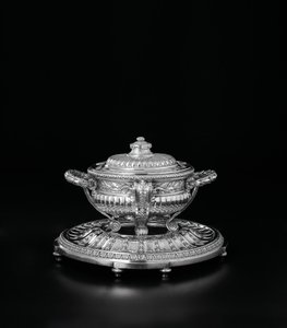 Louis XV çorba kasesi, Orloff servisinden örtü ve stand, 1770 by Jacques Nicolas Roettiers
