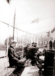 Tekne yolcuları, Broek, Hollanda, 1898. by James Batkin