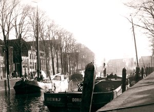 Kanal tekneleri, Dordrecht, Hollanda, 1898. by James Batkin