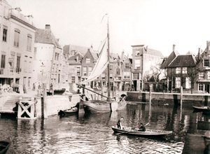 Kanal yard, Dordrecht, Hollanda, 1898. by James Batkin