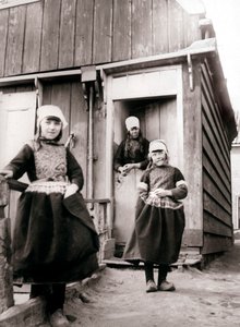Geleneksel elbiseli kızlar, Marken Adası, Hollanda, 1898.