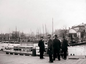 Kanal teknesindeki adamlar, Rotterdam, 1898. by James Batkin