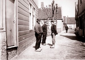 Geleneksel kostümlü erkekler, Broek, Hollanda, 1898.