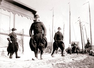 Geleneksel kıyafetli erkekler, Marken Adası, Hollanda, 1898