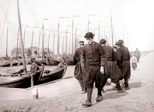 Geleneksel kıyafetli erkekler, Marken Adası, Hollanda, 1898