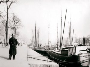 Kanalın yanındaki polis, Rotterdam, 1898. by James Batkin