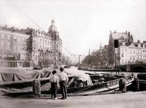 Kanal kenarında iki çocuk, Rotterdam, 1898. by James Batkin