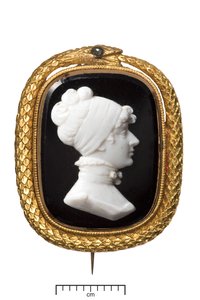 Prenses Charlotte Altın Anıt Broşunun Ölümü, c.1817 (pırlantalı altın setli siyah beyaz cam)