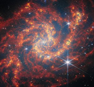Webb Yıldız Oluşturan Bir Spirali Ziyaret Ediyor by James Webb Space Telescope (NASA)