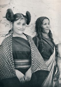 Arizona Hopi kızı ve annesi, 1912 by James and Pierce