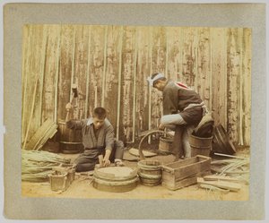 Fıçı yapımı, Japonya (el boyaması s/b fotoğraf) by Japanese Photographer