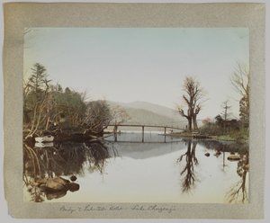 Köprü ve göl kenarı oteli, Chuzenji Gölü, Nikko, Japonya (el boyaması s/b fotoğraf) by Japanese Photographer