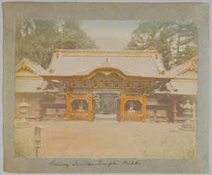 Jemitsu Tapınağı Geçidi, Nikko, Japonya (el boyaması s/b fotoğraf) by Japanese Photographer