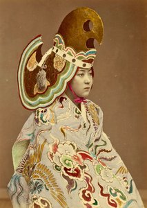 Geleneksel kostümlü Japon kız, c.1880 (el renkli albümen fotoğraf) by Japanese Photographer