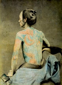Geleneksel Irezumi dövmeli Japon adam, 1890 dolayları (el rengi albümen fotoğrafı) by Japanese Photographer