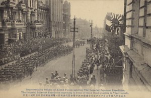 Japon birlikleri Çek karargahının yanından geçerken, Vladivostok, Rus İç Savaşı, c1919 by Japanese Photographer