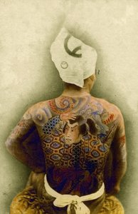 Geleneksel Japon Irezumi dövmeli adam, 1880 dolayları (el renkli albümen fotoğrafı) by Japanese Photographer