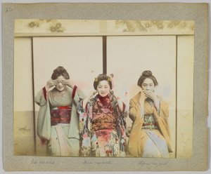 Kötülük görme, kötülük duyma, kötü konuşma (el rengi s/b fotoğraf) by Japanese Photographer