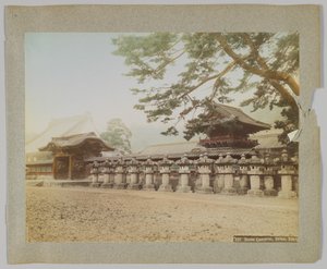 Bir Tapınağın Dışındaki Taş Fenerler, Shiba Park, Tokyo, Japonya (el boyaması s/b fotoğraf) by Japanese Photographer