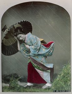 Yağmurda Genç Japon Kız, 1900 dolayları (el renkli fotoğraf) by Japanese Photographer