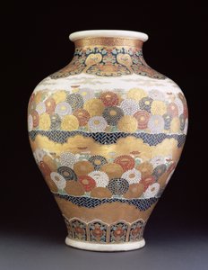 19. yüzyılın sonlarında krizantemlerle boyanmış bir Satsuma vazosu (emayeli toprak kap) by Japanese School