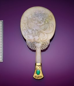 Anka kuşu ve şakayık (yeşim, gümüş yaldız) alçak kabartmalı beyaz jadeit ve yaldızlı gümüş ayna by Japanese School