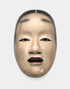 Saç, gözler ve dişler için sumi ve dudaklar için kırmızı ile boyanmış gofun zeminli ahşap bir maske by Japanese School