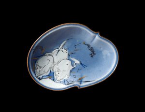 Arita Dish, c.1730-40 (sır altı mavi ve altın ve gümüş sır üstü porselen)