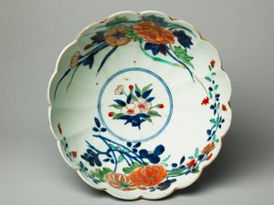 Kenarları oluklu, kenarları oluklu kase, ko-İmari malı, c.1770-20 (mavi sır altı ve sır üstü emaye toprak kap) (ayrıca bkz. 117721) by Japanese School