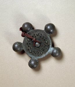Beş küçük küreli bronz ayna, Kofun dönemi (250-538) by Japanese School