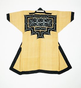 Geleneksel Ainu motifleri, zincir dikiş nakışı, karaağaç ağacı kabuğu, yün ve pamuk ile Ainu nüfusunun tören elbisesi (attush) by Japanese School